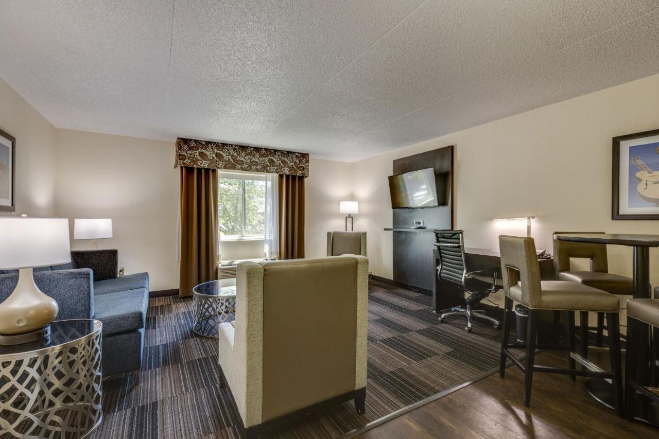 Executive Suite Complimentary Happy Hour M-Sa
