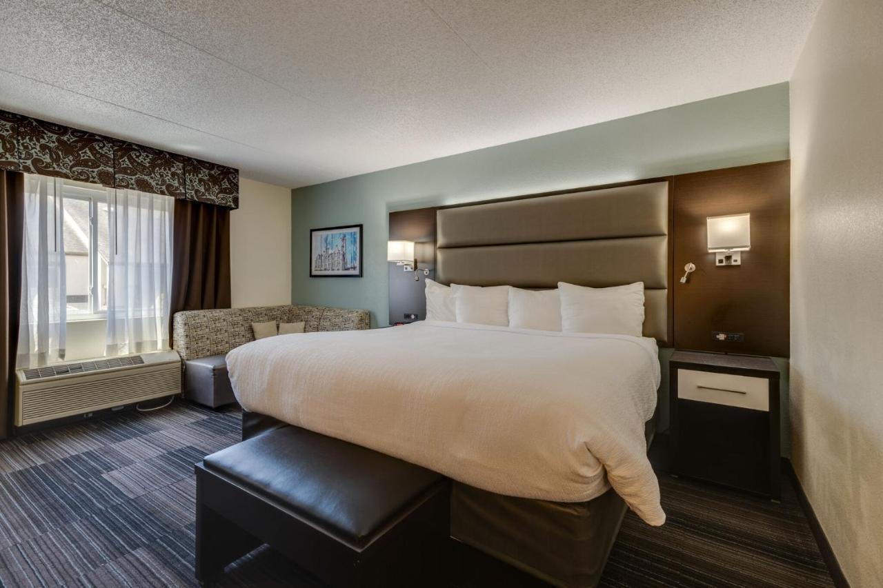 King Room Balcony or Patio Complimentary Happy Hour M-Sa