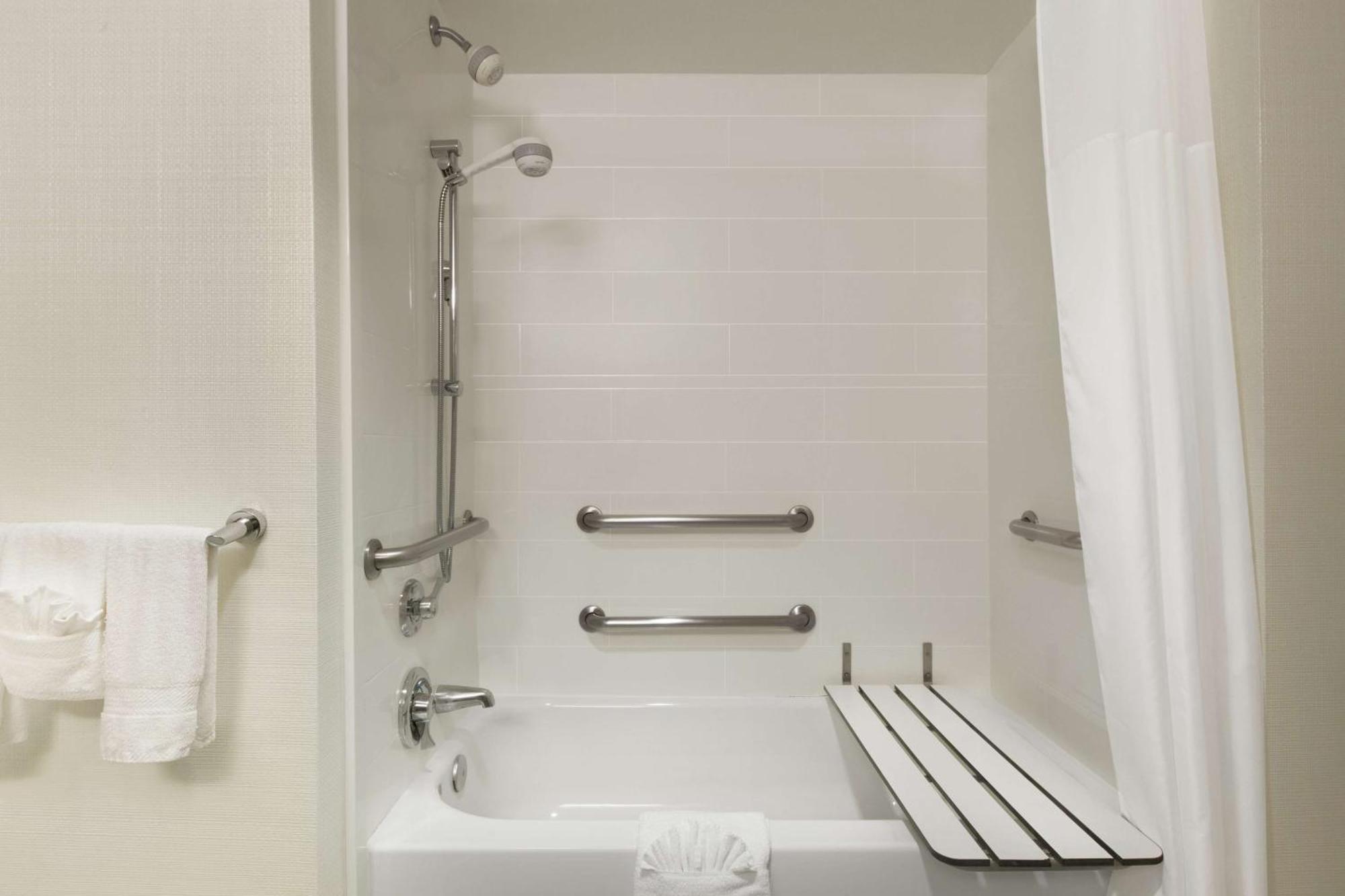 Queen Room with Two Queen Beds - Mobility/Hearing Access - Non-Smoking,1552301872:JPEG