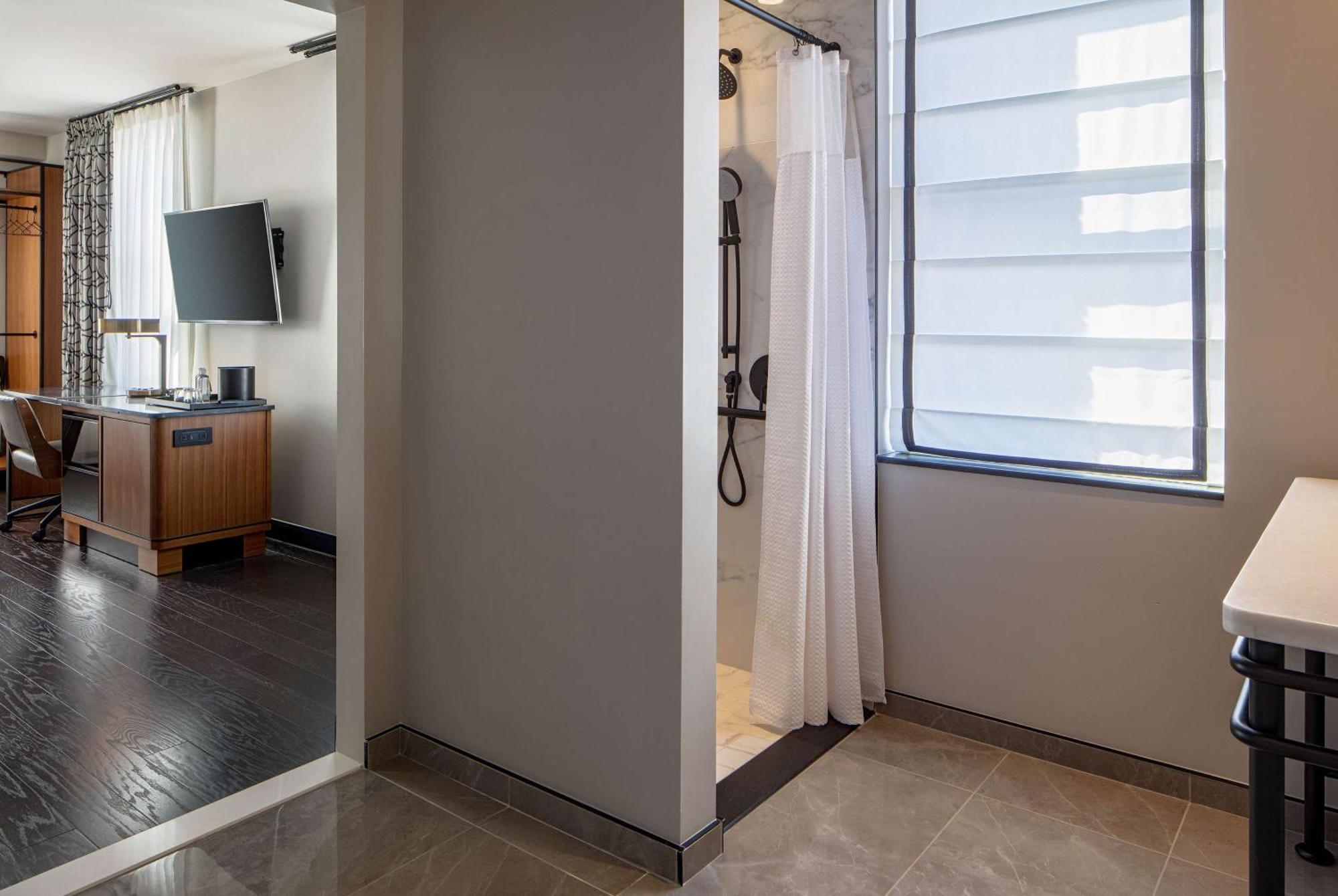 Queen Room Two Queen Beds Transfer Shower Disability Access