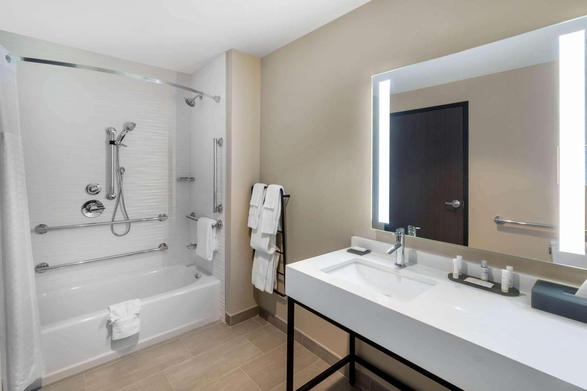 Studio Suite Two Queen Beds Stadium View Non-Smoking
