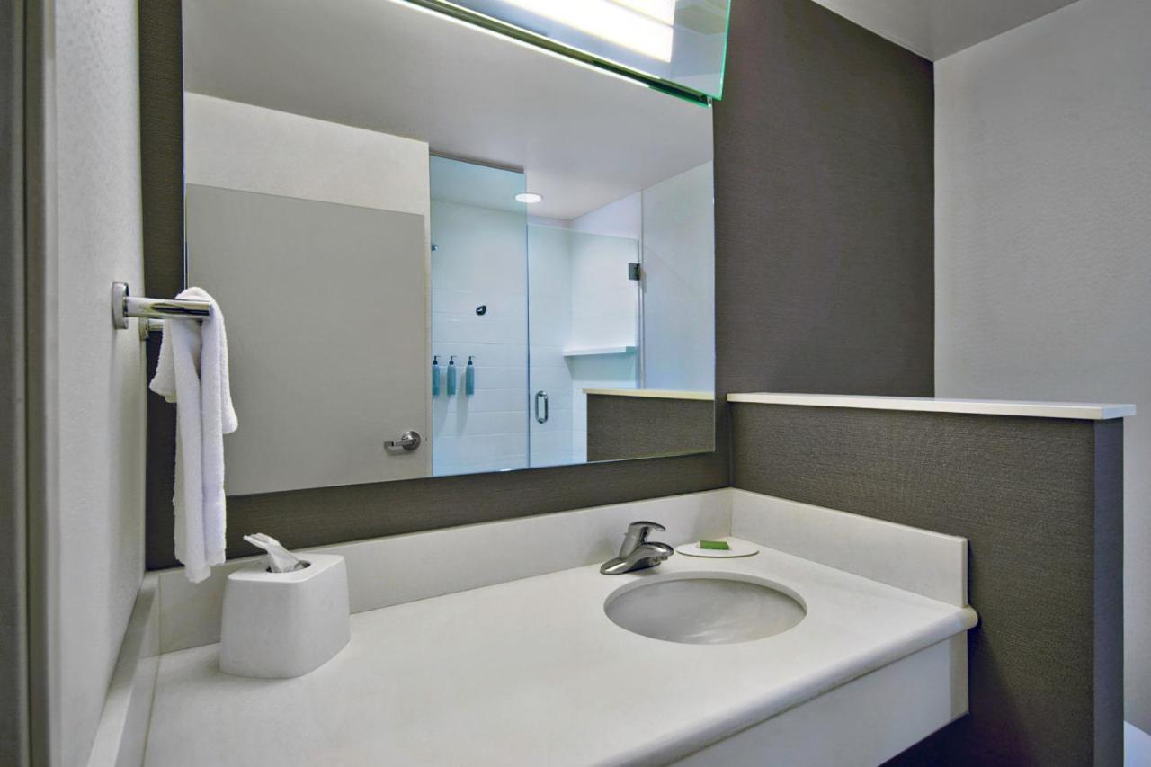 King Room Courtyard View Bathtub Sofa Bed Mobility Access