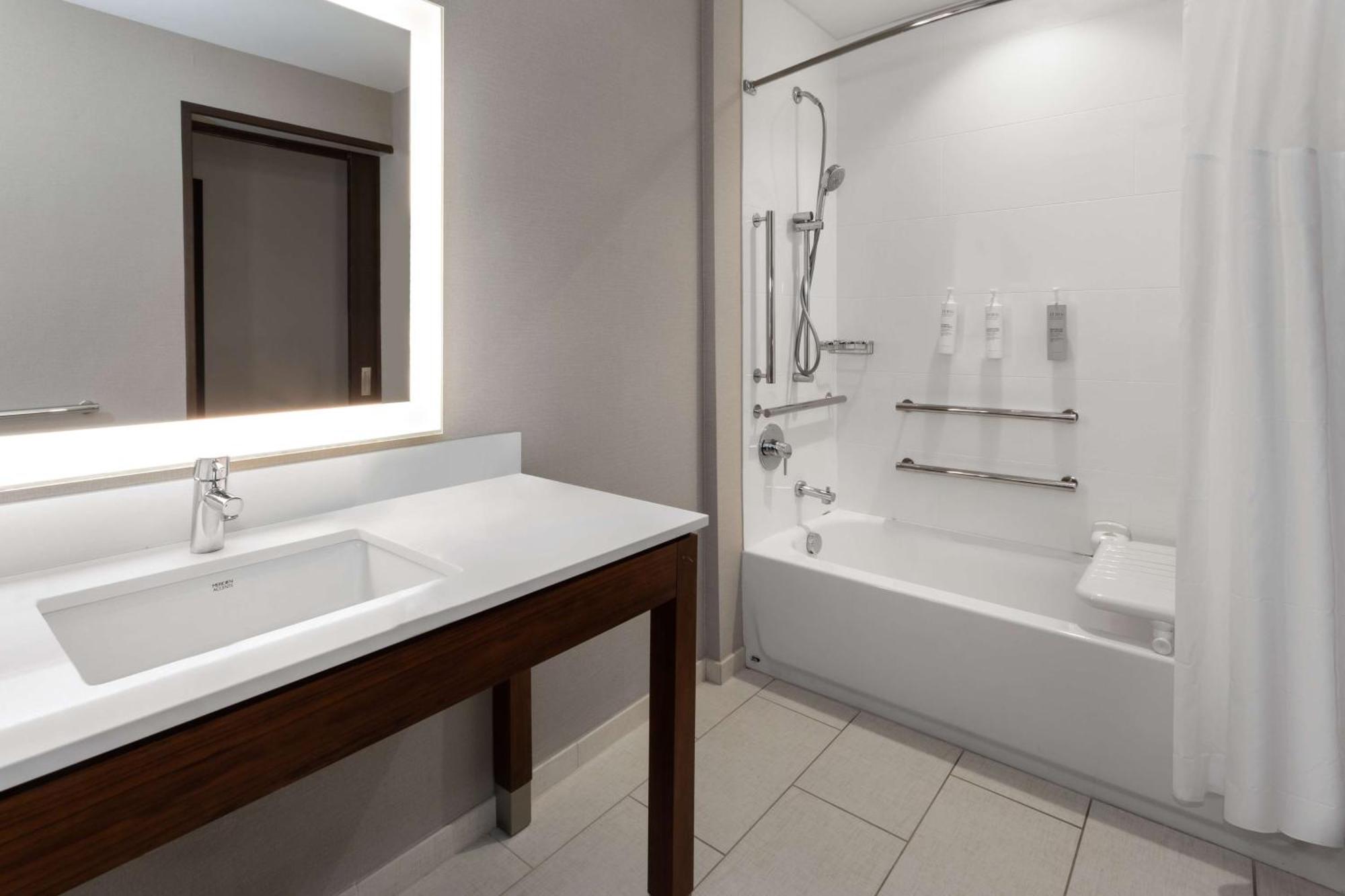 King Room with Bath Tub - Mobility and Hearing Access,1544957491:JPEG