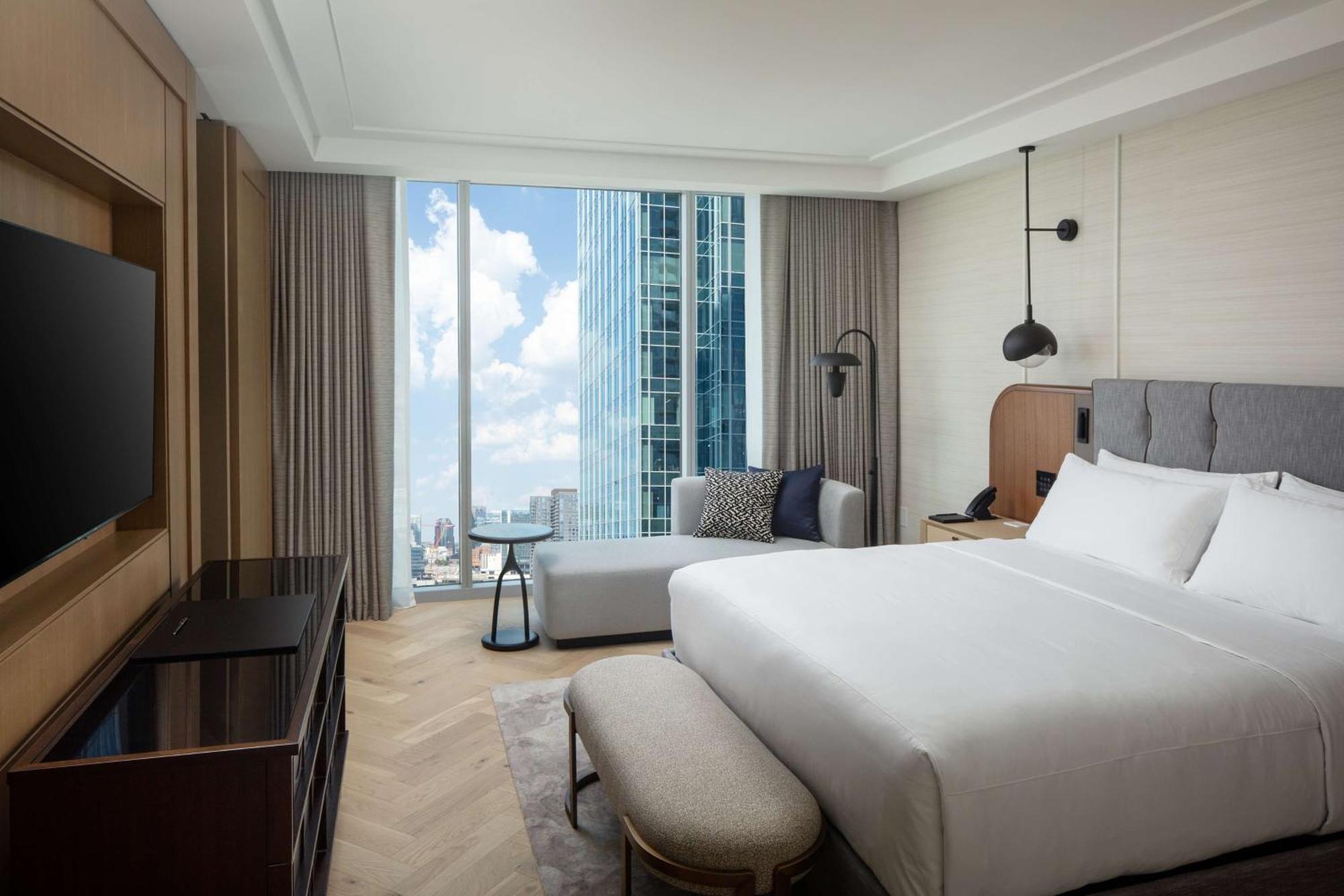 One-Bedroom Corner King Suite,1548801121:JPEG