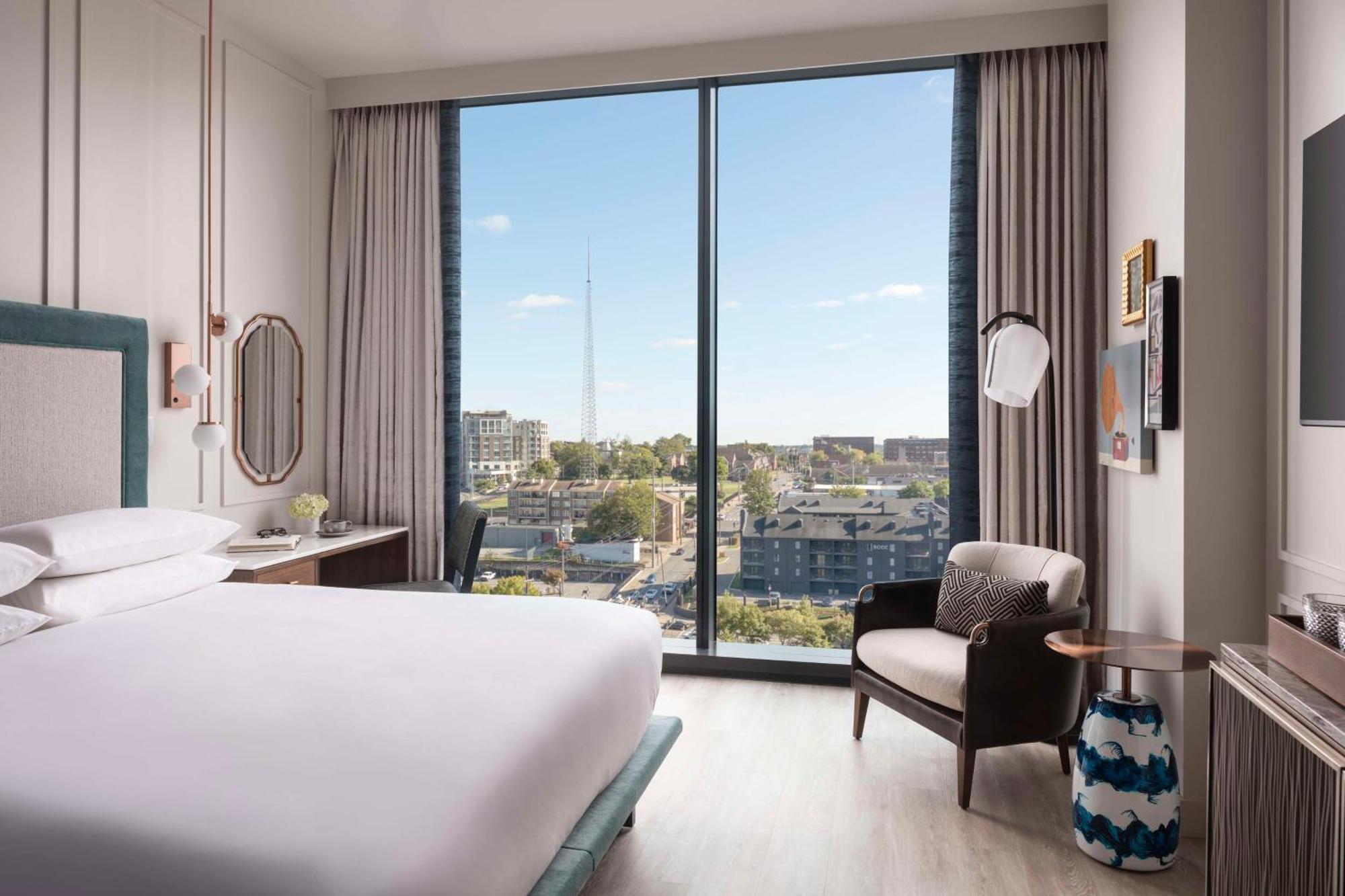 King Room with Roll-In Shower - Mobility Access,1550914948:JPEG