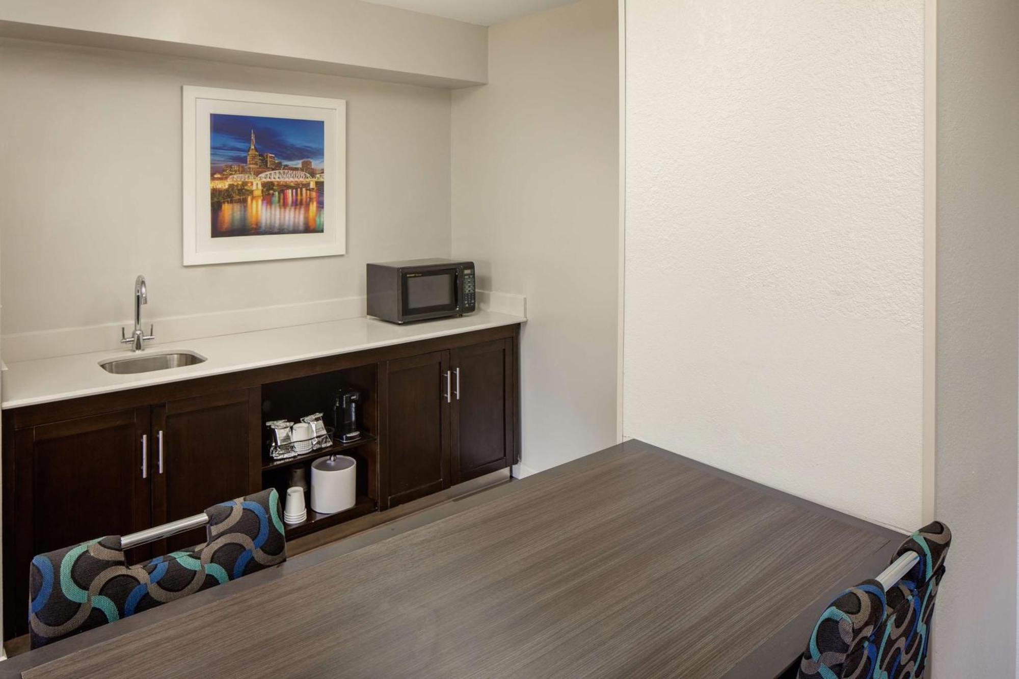One-Bedroom Queen Suite Two Queen Beds Non-Smoking