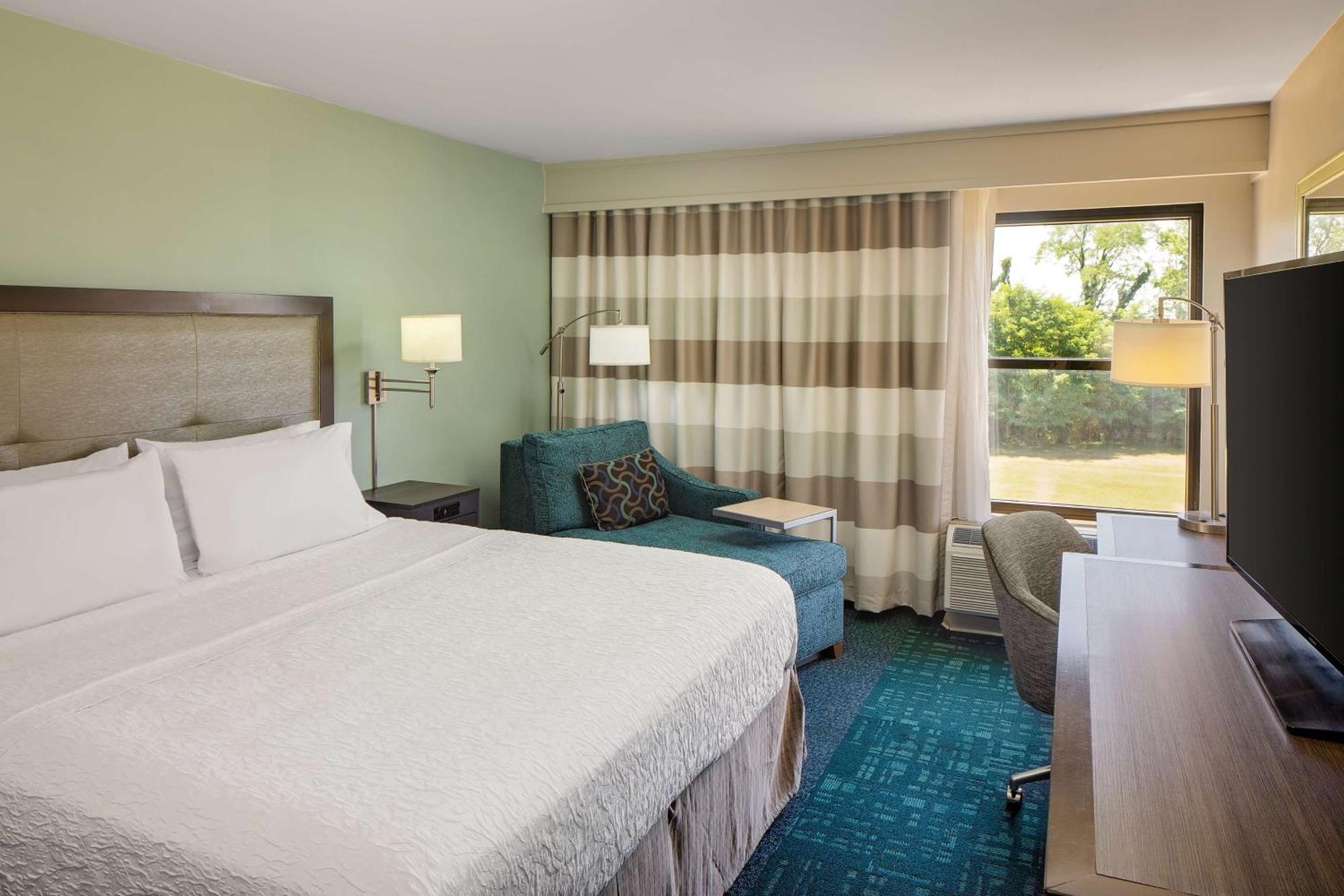 King Room Accessible Tub Mobility Hearing Access or Non-Smoking