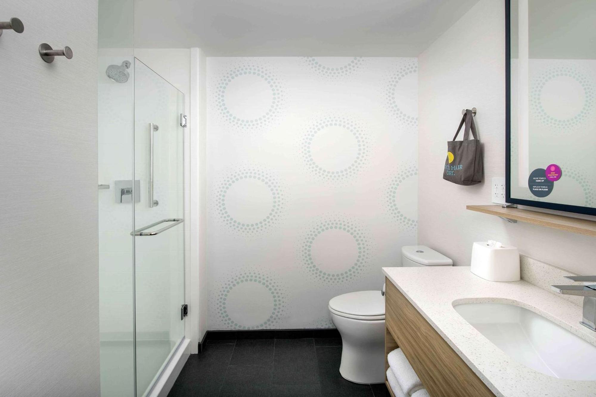 King Room,1557372076:JPEG