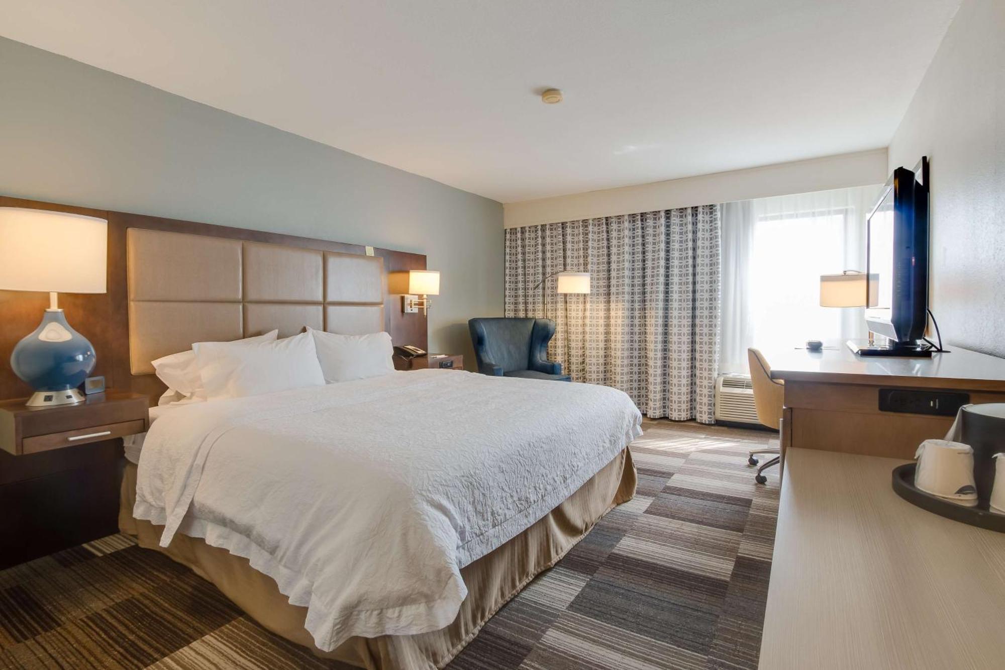 King Room Accessible Tub Mobility Hearing Access or Non-Smoking