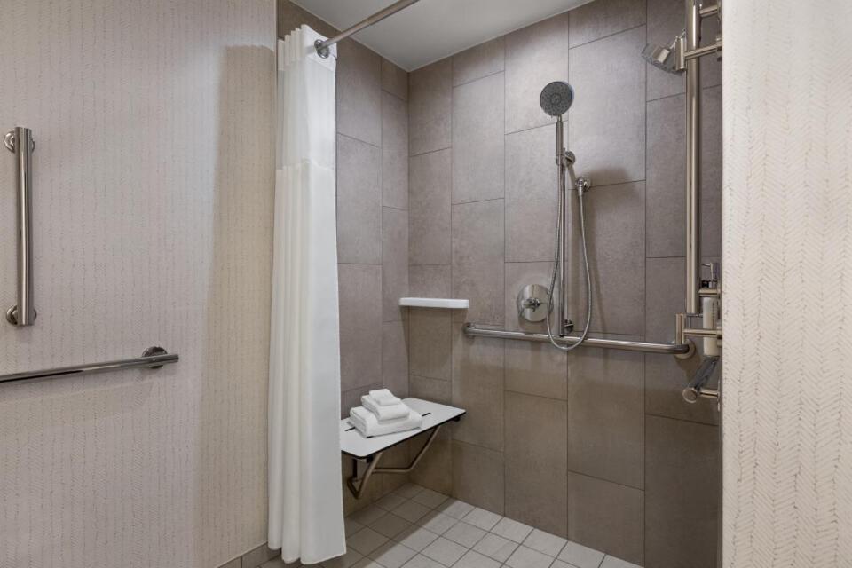Queen Room Mobility Accessible Tub Non-Smoking