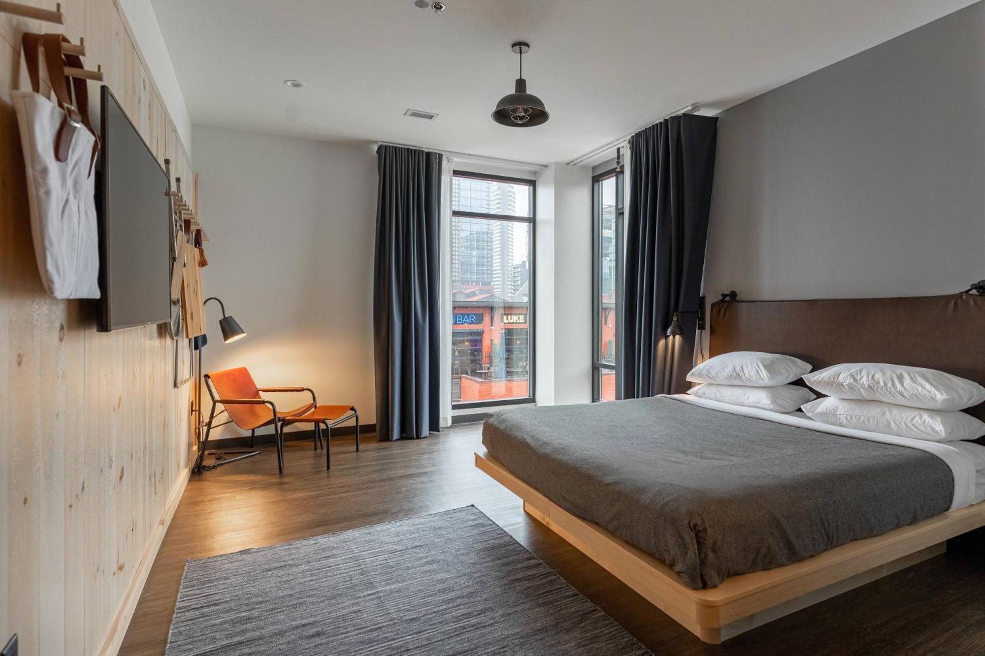 King Room with Street View,1612997069:JPEG