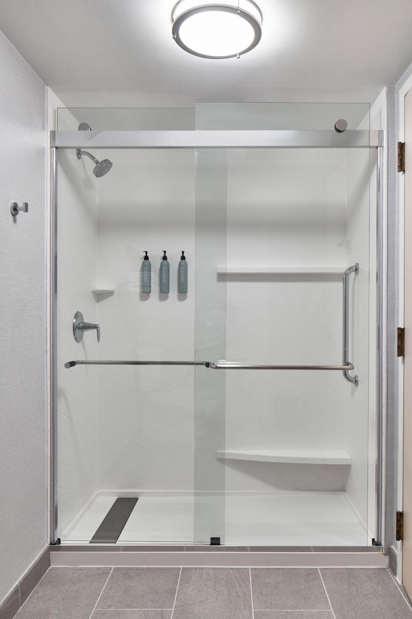 Newly Renovated Double Room with Tub - Mobility Accessible