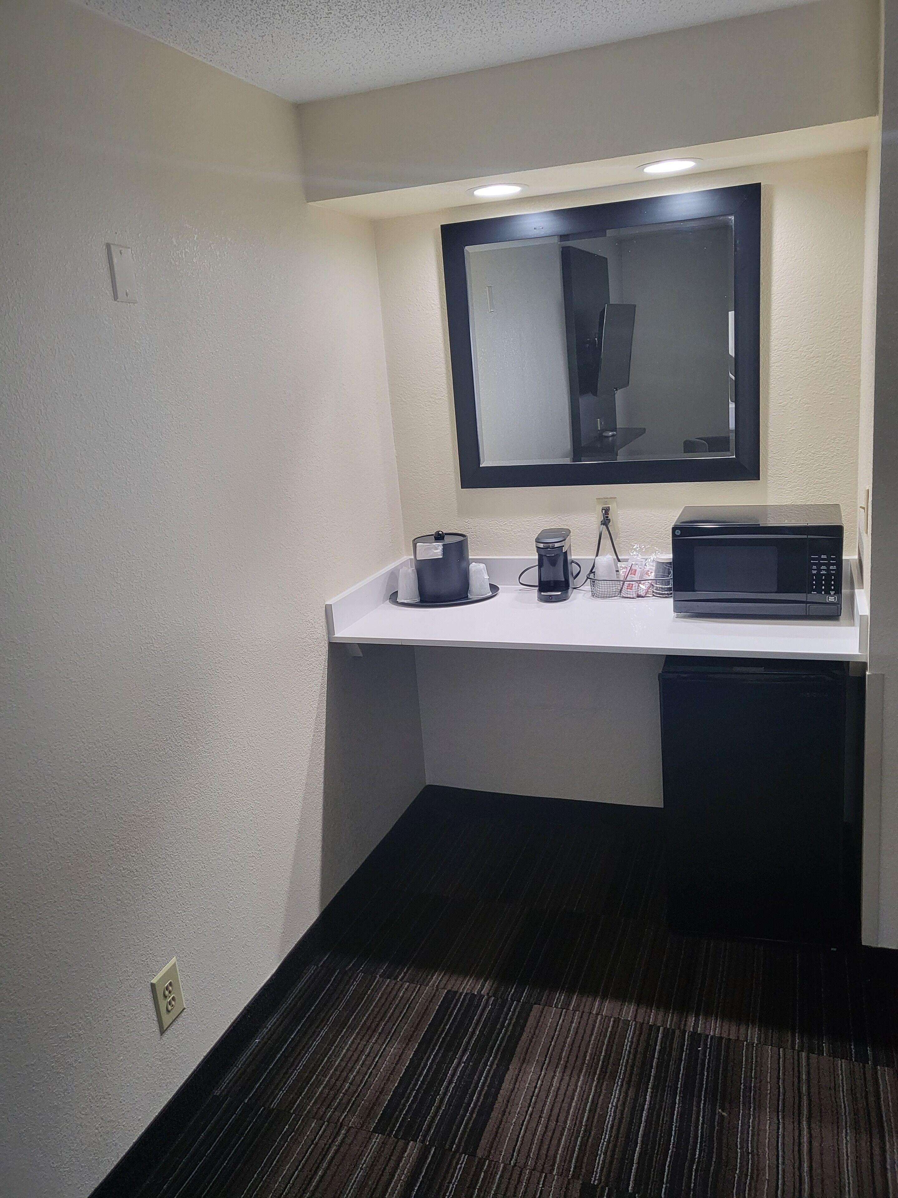 King Suite Complimentary Happy Hour M-Sa