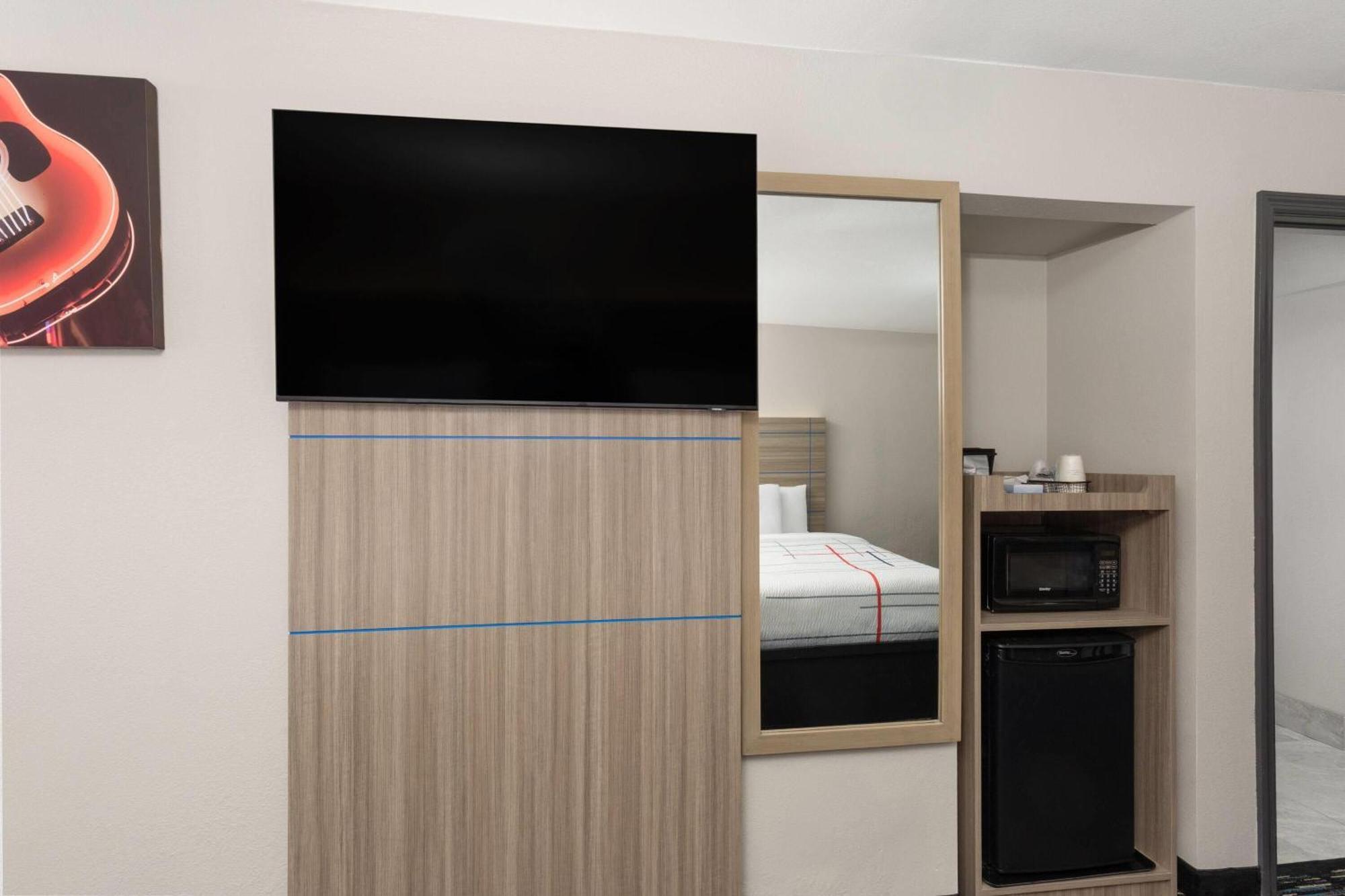 Queen Room with Two Queen Beds and Bath Tub with Grab Bars - Mobility Accessible/Non-Smoking