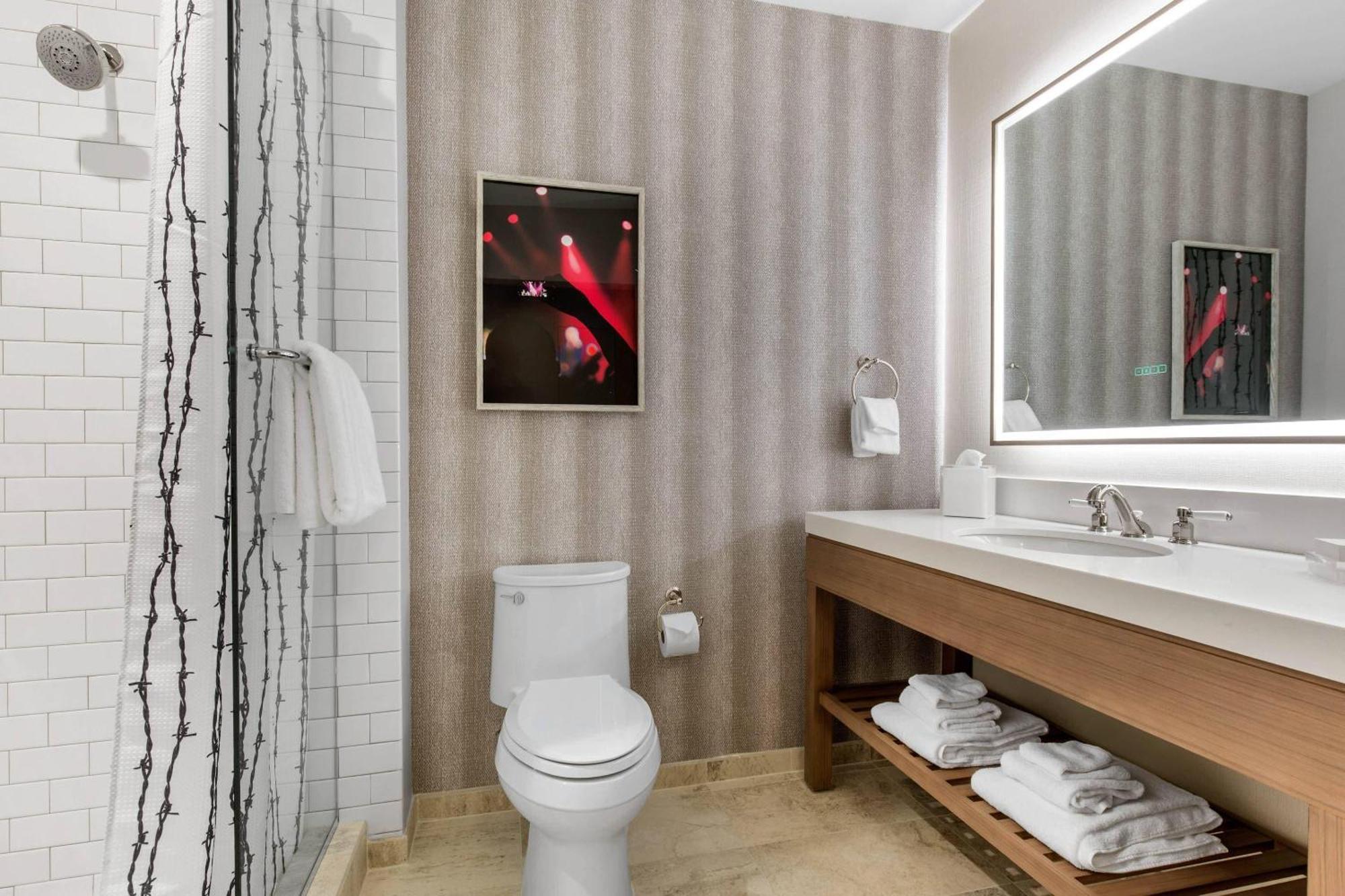 Corner King Room - Non-Smoking,1743115129:JPEG