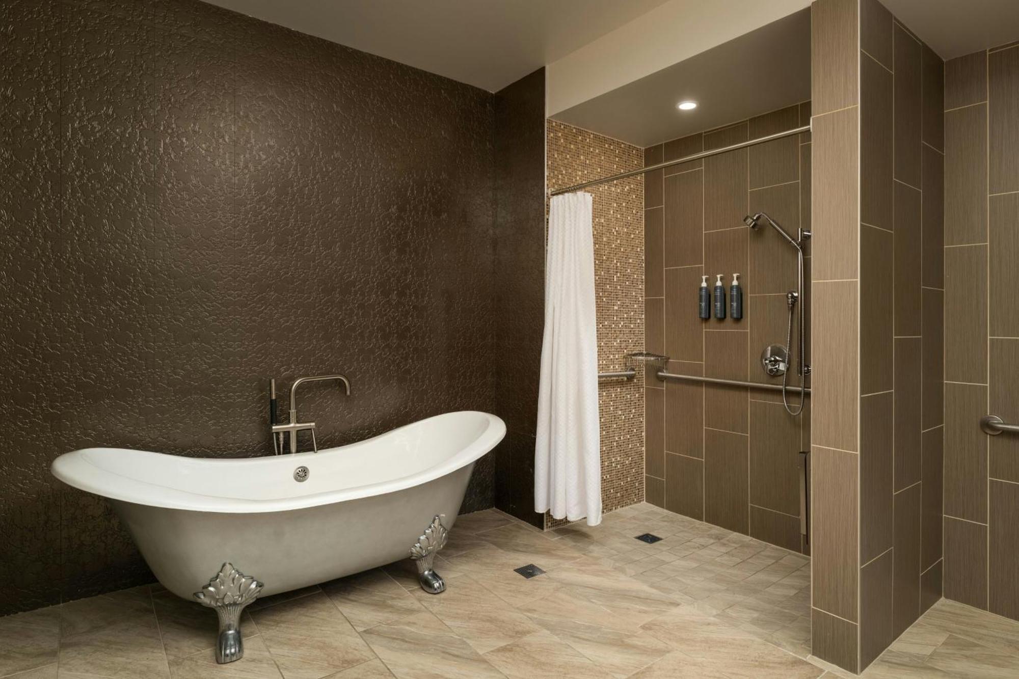 Executive Suite 1 King High Floor