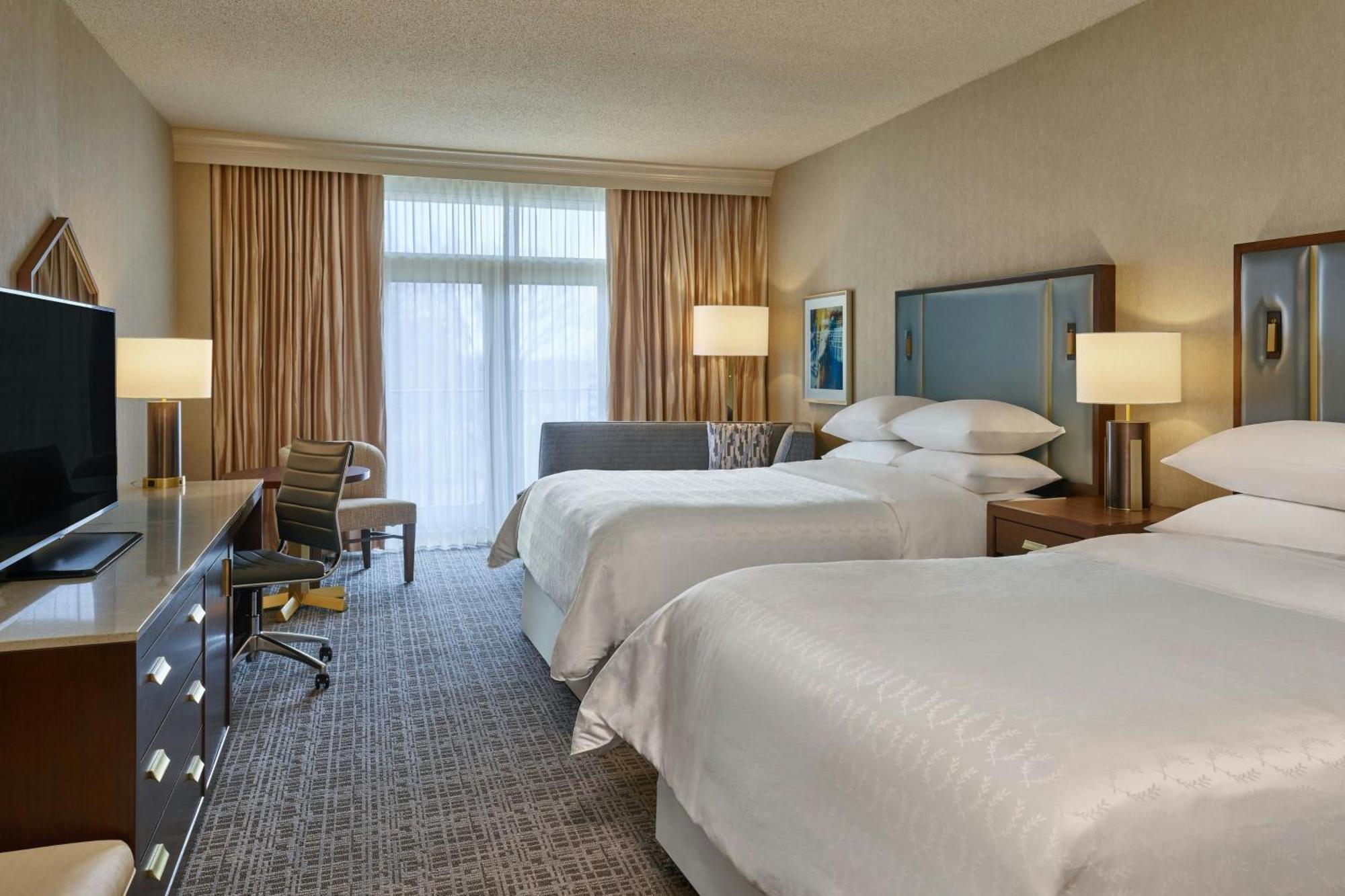 2 Queen Beds Courtyard View