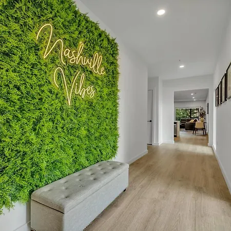 Huge Downtown Corner Unit- Pool-Gym-Walk 2 Broadway-3
