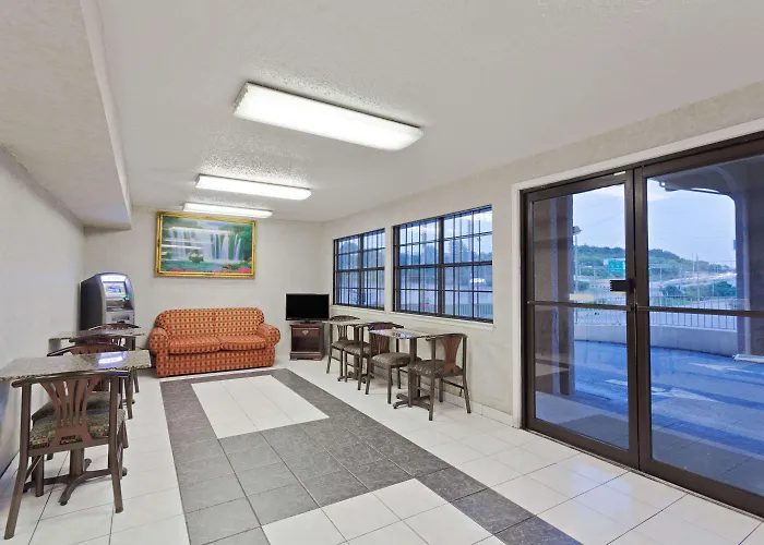 Days Inn By Wyndham Downtown-Nashville West Trinity Lane